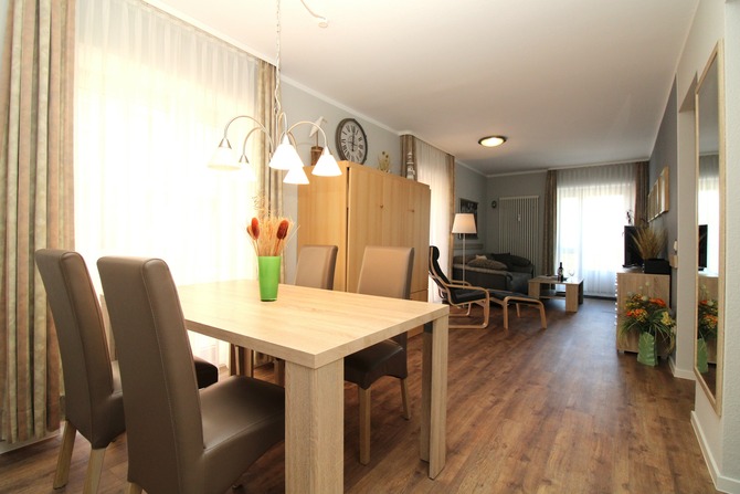 Ferienwohnung in Kühlungsborn - Appartementanlage Ostseeblick Fewo Rügen 12 - Wohnbereich mit Blick zum Balkon