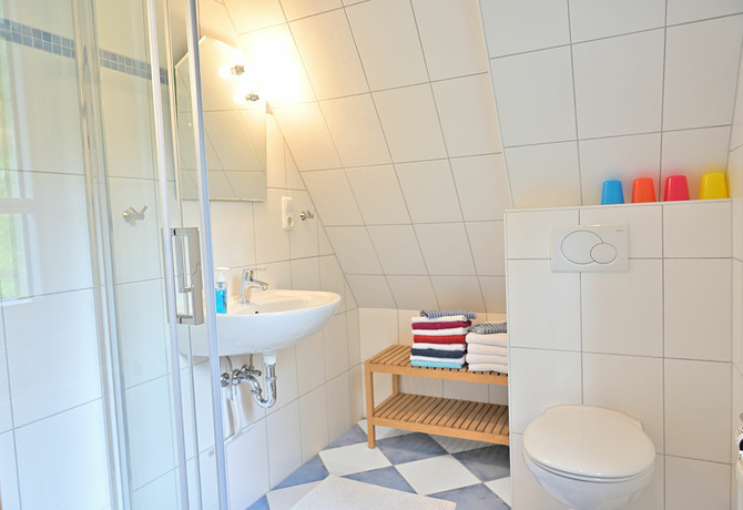 Ferienwohnung in Dierhagen - Sonnige Ferienwohnung am Strand - Badezimmer mit Dusche und WC